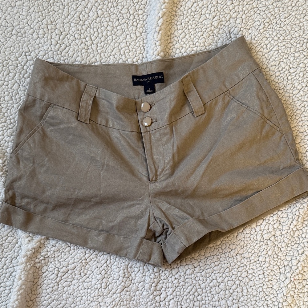 Banana Republic Women's Cargo Shorts in Khaki